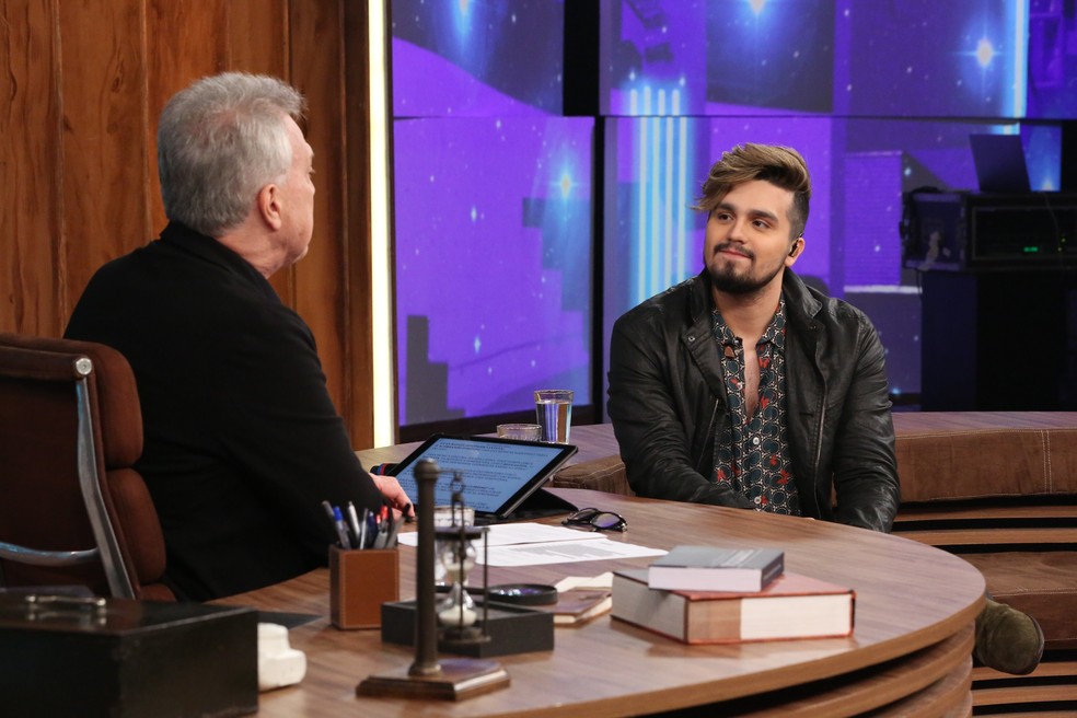 Luan Santana conversa com Pedro Bial (Foto: Higor Gargiulo/Globo)