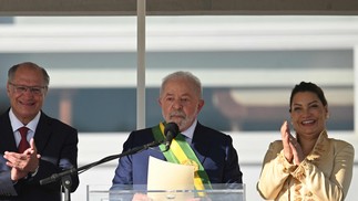 Lula se emociona ao discursar no parlatório do Palácio do Planalto — Foto: Evaristo Sá/AFP