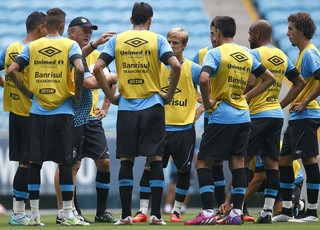 Melhor fora, Grêmio jovem lida com pressão para voltar a vencer em casa
