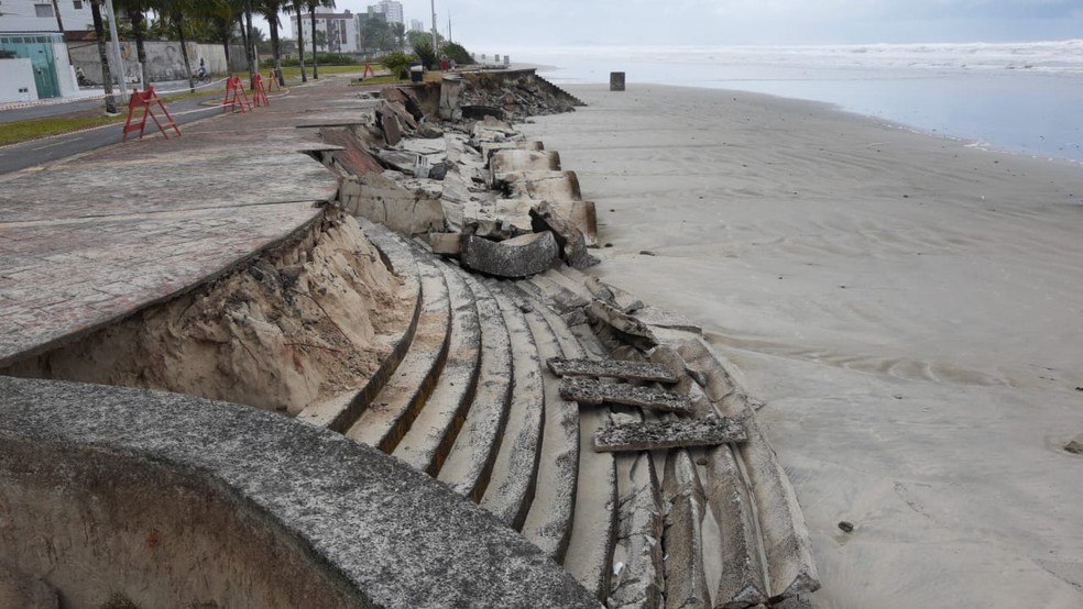 Estruturas foram destruídas com a força do mar em ressaca em Praia Grande. — Foto: Divulgação/Prefeitura de Praia Grande