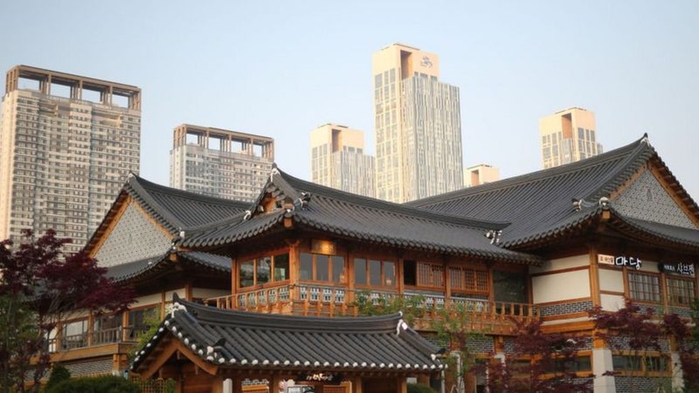 Em meio aos arranha-céus, você pode encontrar hanoks, a tradicional casa coreana — Foto: Getty Images via BBC