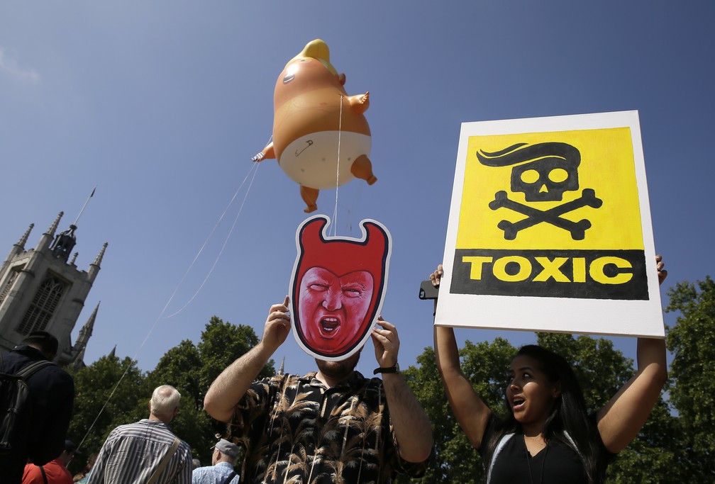 Manifestantes protestam nesta sexta-feira (13) em Londres contra a visita de Donald Trump ao Reino Unido (Foto: Tim Ireland/AP Photo)