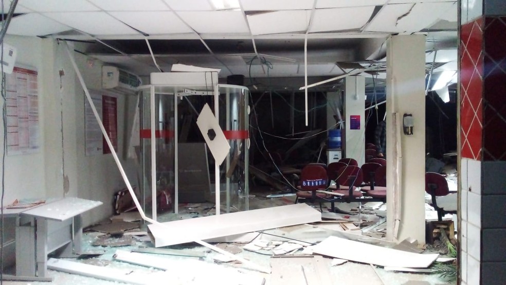 Bandidos explodem agência bancária durante assalto em Castelo do Piauí — Foto: Divulgação /PM-PI