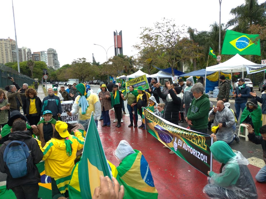 Bolsonaristas acampados em frente ao Comando Militar do Sudeste, na cidade de São Paulo