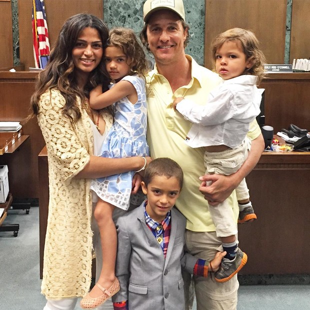 Matthew McConaughey e Camila Alves: família completa com Vida, Levi e Livingston (Foto: Reprodução)