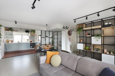 O escritório Studio 92 assinou a reforma deste antigo apartamento de 80 m², no bairro de Pinheiros, em São Paulo. Mesmo integrada à área social, a cozinha pode ser isolada pela porta feita de serralheria e vidro