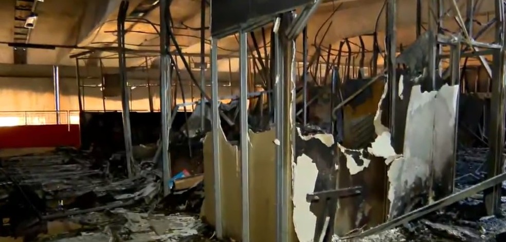 Laboratório do IB da Unesp Rio Claro ficou destruído após incêndio — Foto: Reprodução/EPTV
