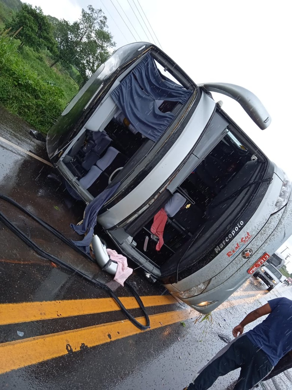 Ônibus tomba na BR-135 após motorista desviar de animal na pista; passageiros sofreram ferimentos leves — Foto: Reprodução/ redes sociais