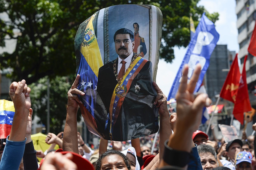 MultidÃ£o de manifestantes prÃ³-Maduro participa de protesto  em defesa do presidente perto do PalÃ¡cio Miraflores, em Caracas, a cerca de 10 km da base aÃ©rea 'La Carlota' â€” Foto: Matias Delacroix/AFP
