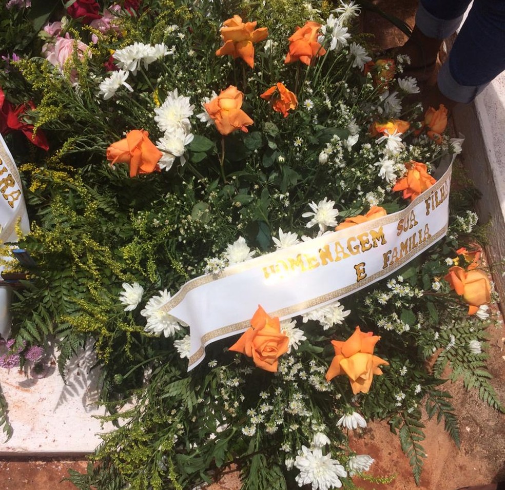 Corpo do locutor de rodeio Asa Branca  enterrado em Turiba, no interior de SP  Foto: Marcos Lavezo/G1