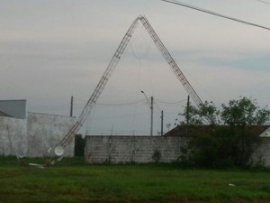 Vento entortou antena em Guarantã (Foto: Thaís Alves / Arquivo Pessoal)