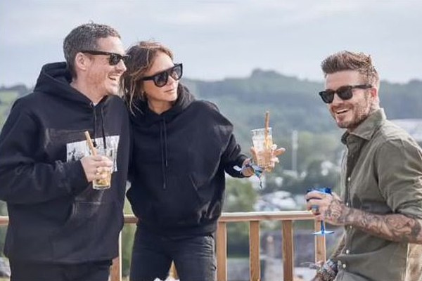 David Beckham e Victoria Beckham com um amigo durante o Glastonbury Festival 2019 (Foto: Instagram)