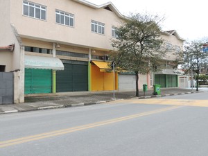 Lojas suspenderam atividades antes do horário (Foto: Carolina Paes/G1)