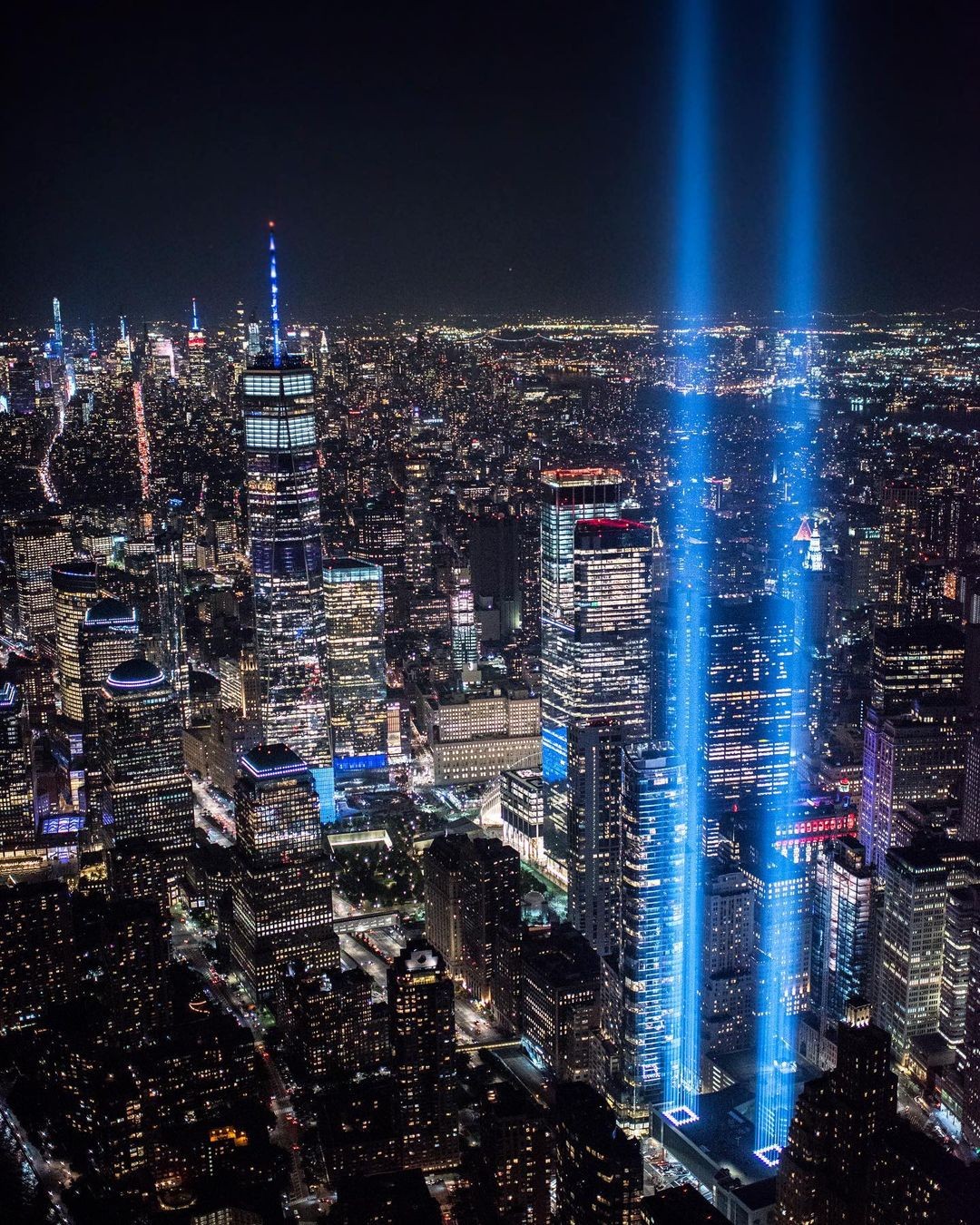 Luz projetada no lugar onde estavam as torres gêmeas, atingidas em 11 de setembro (Foto: Reprodução/Instagram @al3x.nyc)