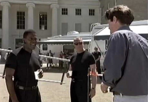 Tony Armatrading contracenando com Hugh Grant em cena de Um Lugar Chamado Notting Hill (1999) (Foto: Reprodução)