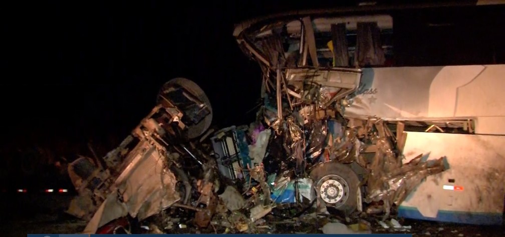 Acidente entre carreta e nibus matou quatro pessoas e deixou 30 feridos na BR-163 em Diamantino  Foto: TV Centro Amrica