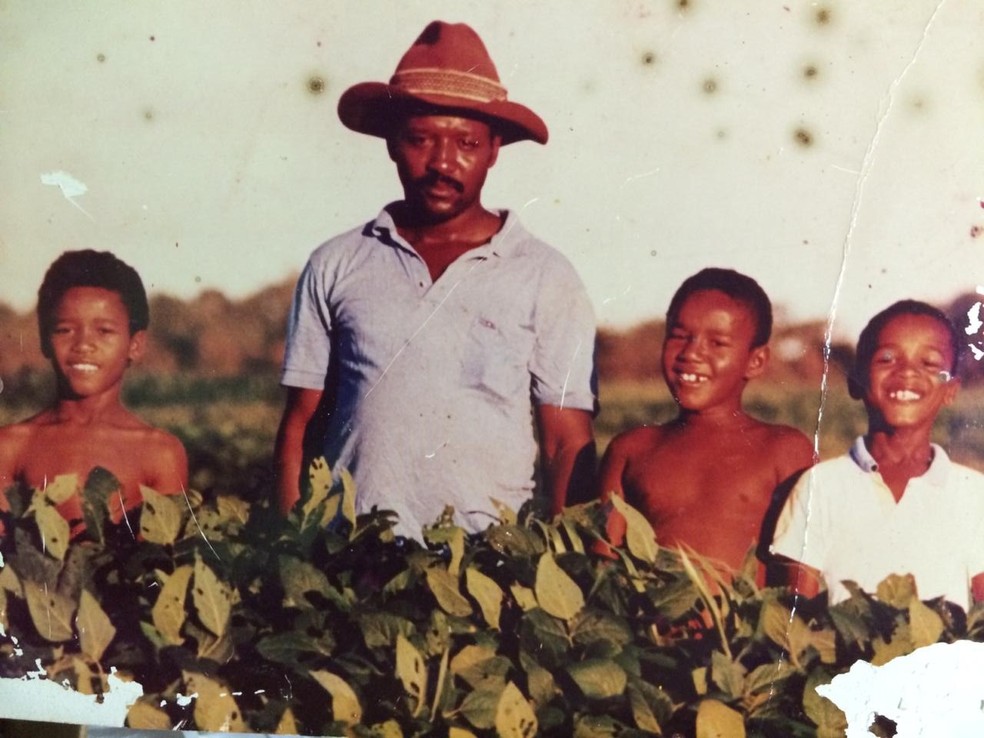 Fábio Francisco Esteves (E), pai (C) e irmãos (D) em fazenda no Mato Grosso do Sul — Foto: Arquivo pessoal