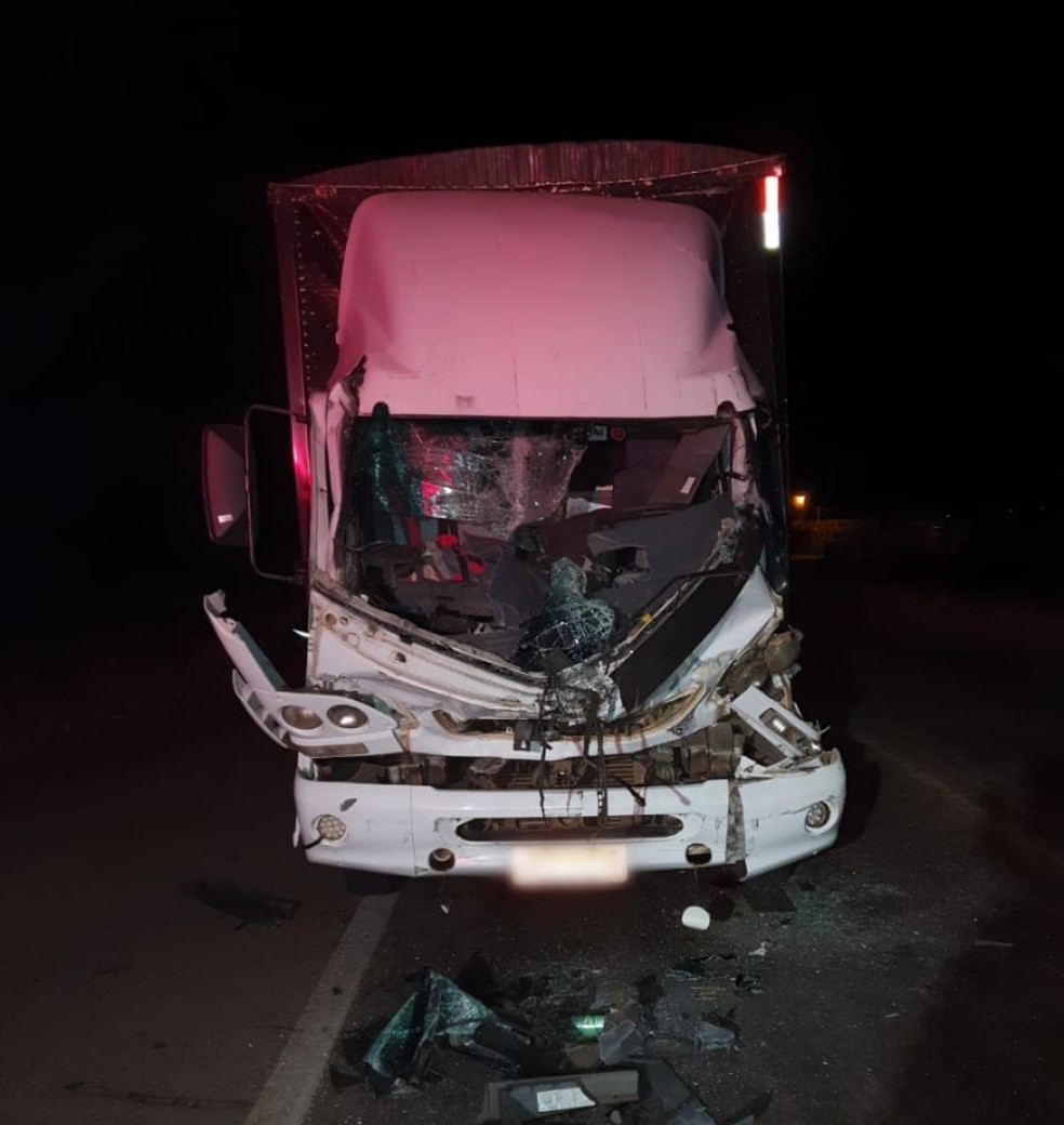 Motorista ficou preso às ferragens do caminhão que dirigia — Foto: Divulgação/Corpo de Bombeiros