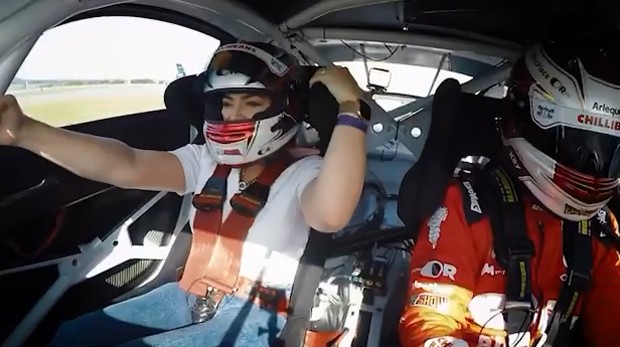 Naiara Azevedo e Caio Castro em carro de corrida (Foto: Reprodução/Instagram)