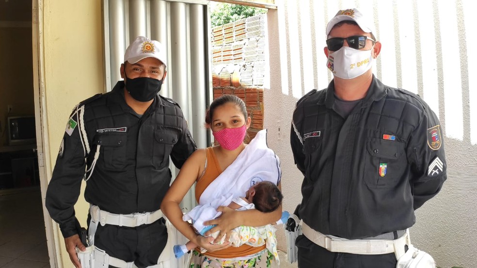 Policiais visitam mãe e bebê de 23 dias salvo por eles em Mossoró, no Oeste potiguar — Foto: Isaiana Santos/Inter TV Costa Branca