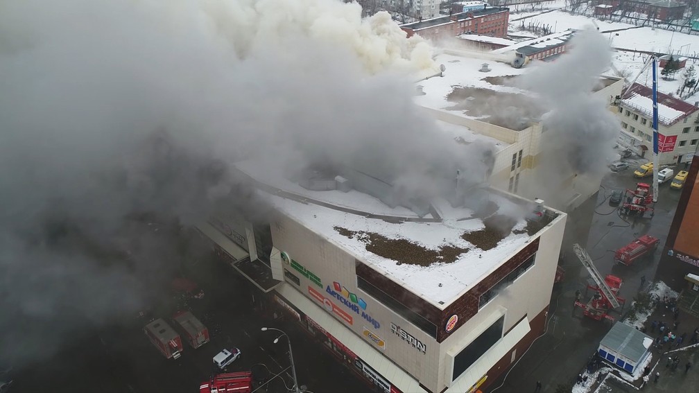 IncÃªndio em shopping em Kemerovo (Foto: MinistÃ©rio de EmergÃªncias da RÃºssia/Reuters)