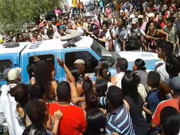 Multidão ocupa a entrada da delegacia após saber da prisão dos suspeitos  (Foto: Notícias de Santaluz)
