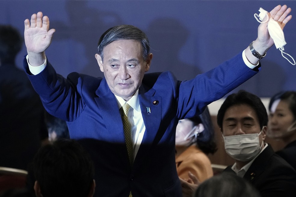 Yoshihide Suga logo depois de ser eleito novo chefe do Partido Liberal Democrático (PLD) do Japão — Foto: Eugene Hoshiko / Pool / AFP Photo