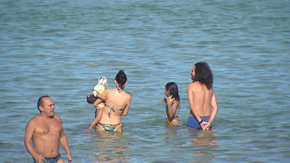 Banho de mar está proibido no Recife, mas pessoas entraram na praia de Boa Viagem neste domingo (12) — Foto: Reprodução/TV Globo