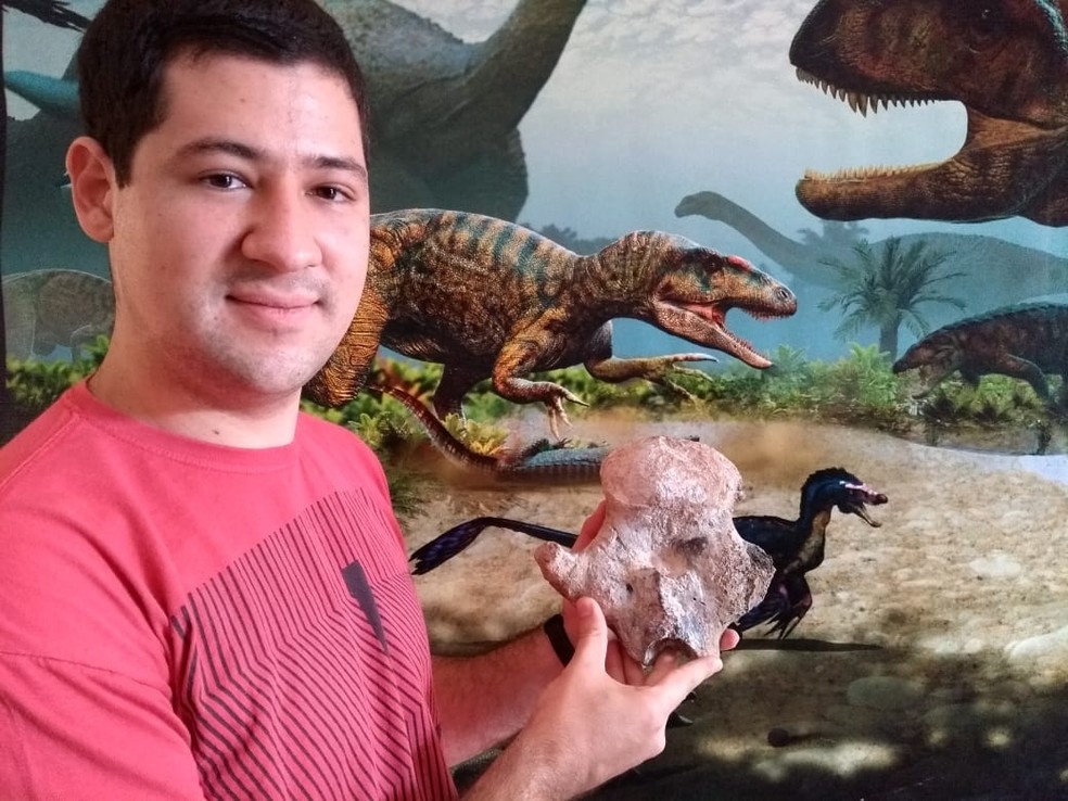 Biólogo Leonado Paschoa com fóssil de titanossauro — Foto: Arquivo Pessoal