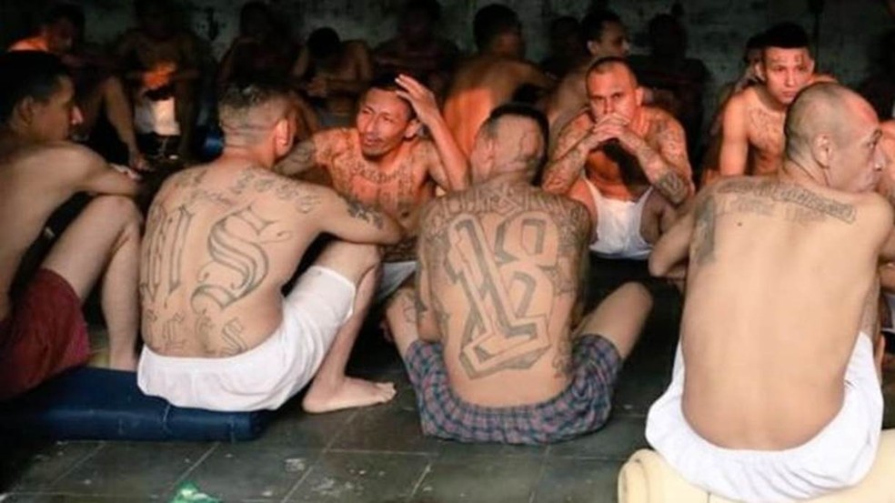 Nas imagens, membros de gangues rivais como Mara Salvatrucha (MS-13) e Barrio 18 são vistos juntos em 2020 — Foto: Reprodução/Twitter/OsirisLunaMeza