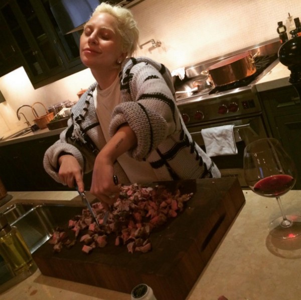 Lady Gaga inicia a preparação de seu jantar (Foto: Reprodução/Instagram)