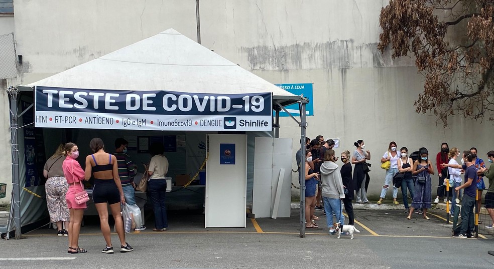 Fila para teste de Covid-19 em São Paulo, no bairro de Pinheiros, Zona Oeste da capital. — Foto: HUMBERTO DE FRANÇA/FUTURA PRESS/ESTADÃO CONTEÚDO