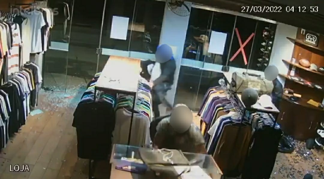 Bandidos invadem loja de roupas e fogem levando camisas, shorts e bonés em Barra Mansa