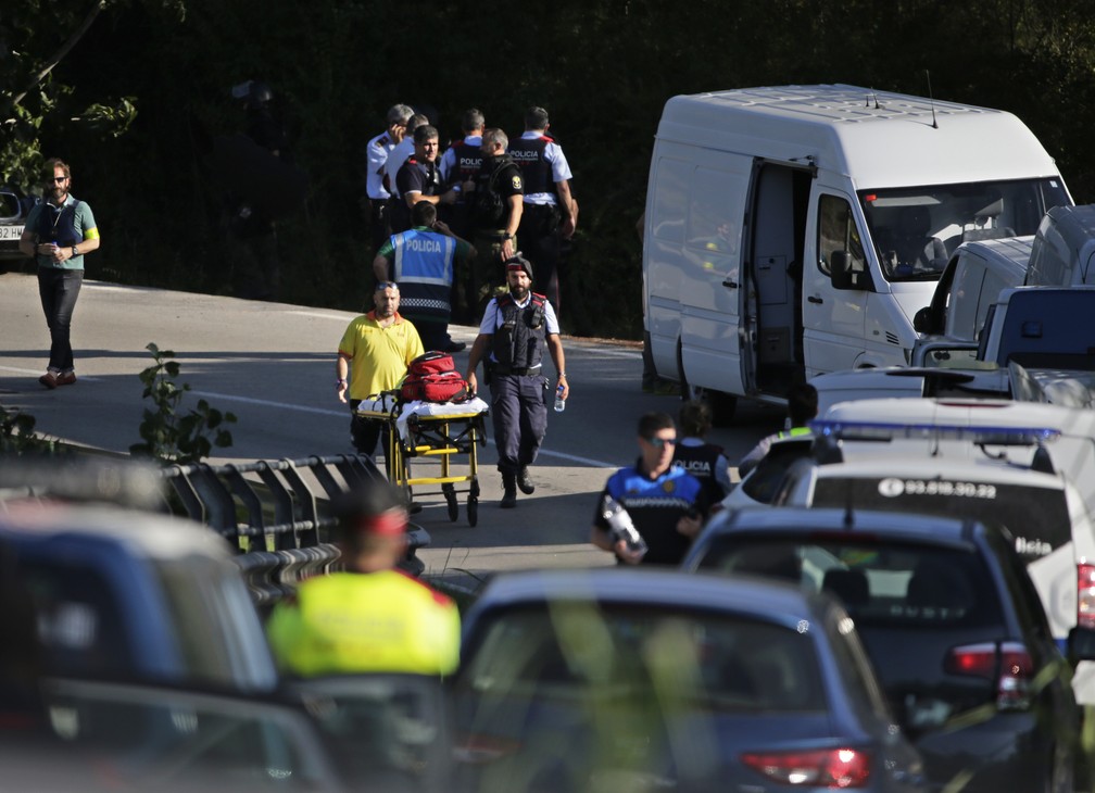 Ambulância e maca chega a local de operação policial que matou suspeito de ataque em Barcelona em Subirats nesta segunda-feira (21) (Foto: AP Photo/Emilio Morenatti)