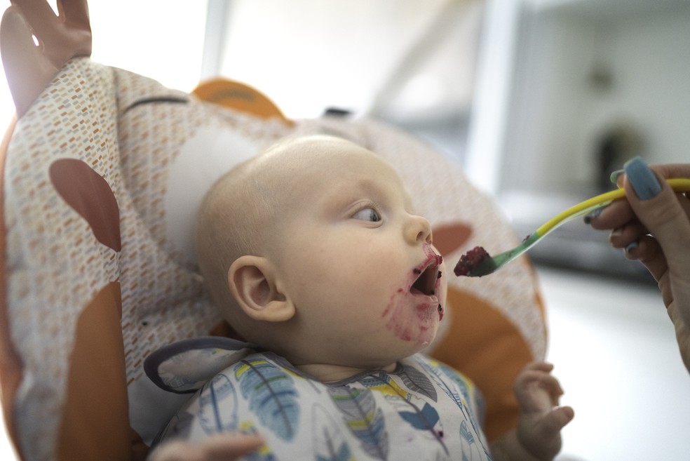 Aos seis meses, o alimento deve ser bem amassado com o garfo — Foto: Istock
