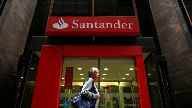 Mulher passa por agência do Banco Santander no Rio de Janeiro (Foto: Pilar Olivares/Reuters)