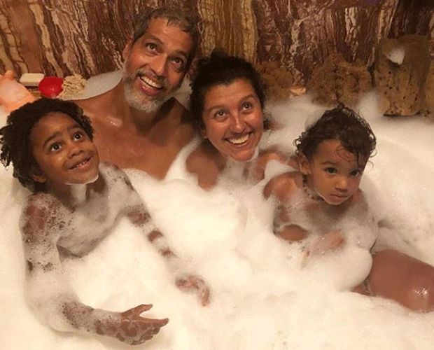 Regina Casé com o marido, Estevão Ciavatta, o filho, Roque, e o neto, Brás (Foto: Reprodução/ Instagram)