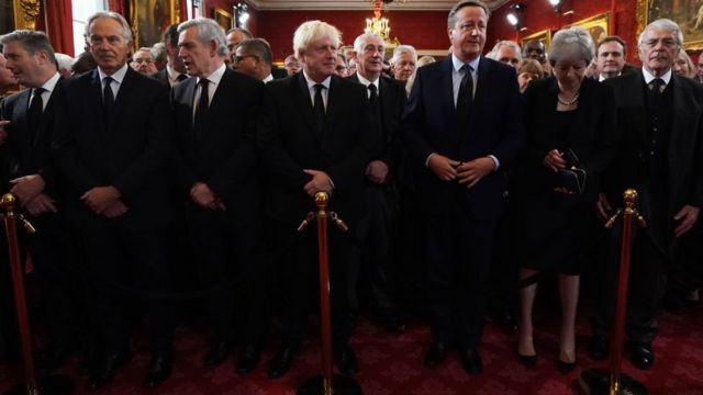 O líder trabalhista Keir Starmer e os ex-primeiros ministros britânicos Tony Blair, Gordon Brown, Boris Johnson, David Cameron, Theresa May and John Major participaram. (Foto: Getty Images via BBC)