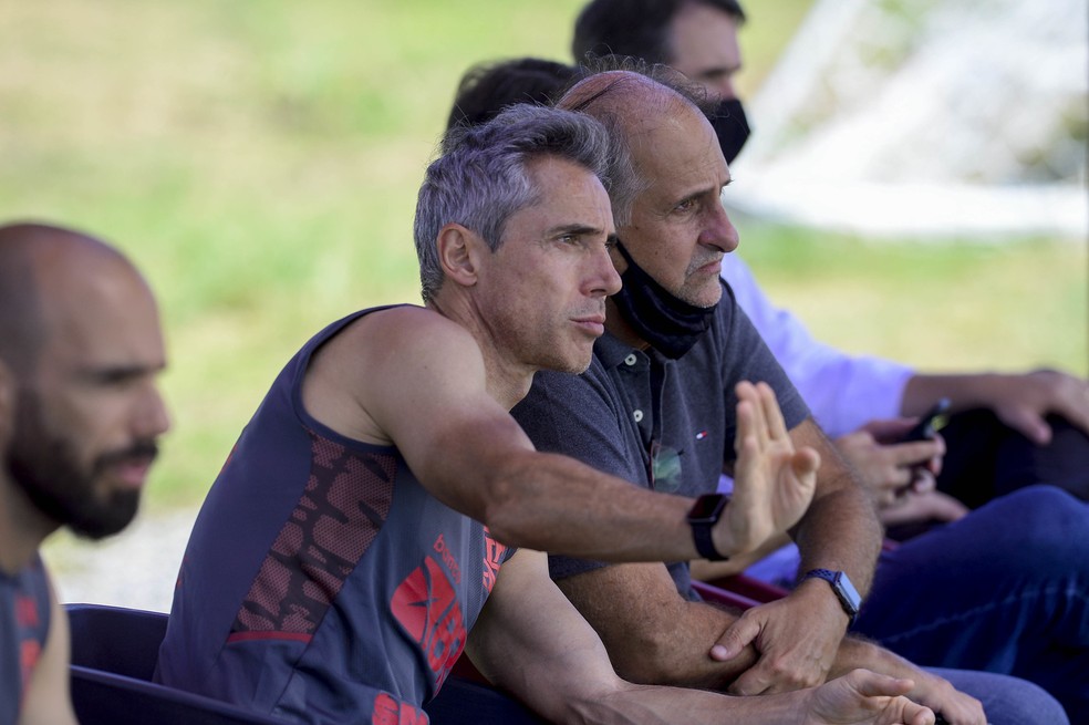 Paulo Sousa, técnico do Flamengo, acompanha o jogo-treino no Ninho — Foto: Marcelo Cortes/Flamengo