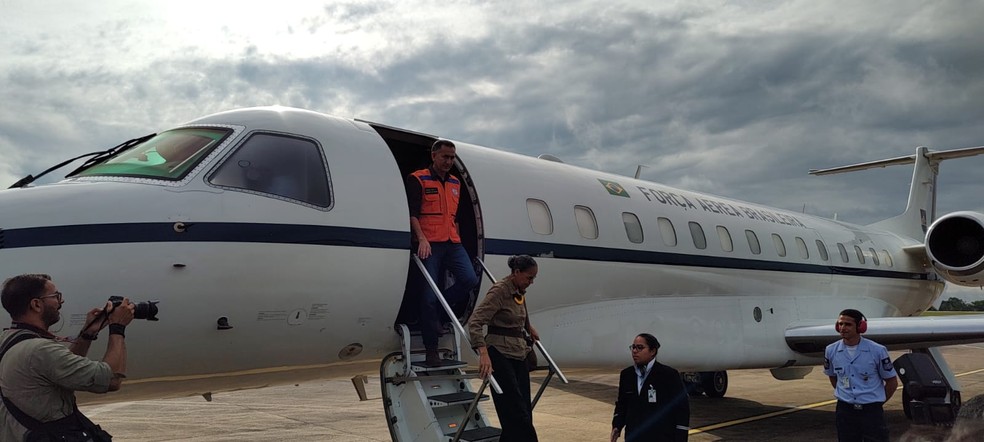 Ministro da Integração, Waldez Góes e a ministra do Meio Ambiente, Marina Silva chegam ao Acre — Foto: Aline Nascimento/g1