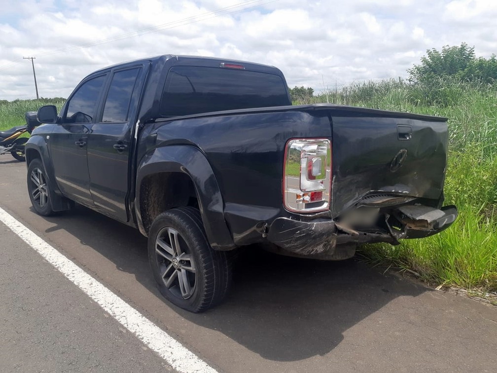 Carro atingiu traseira da caminhonete na Rodovia Samuel de Castro Neves, em Piracicaba — Foto: Edijan Del Santo/EPTV