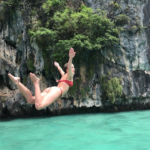 Isabella Santoni se diverte no mar da Tailândia (Foto: Reprodução/Instagram)