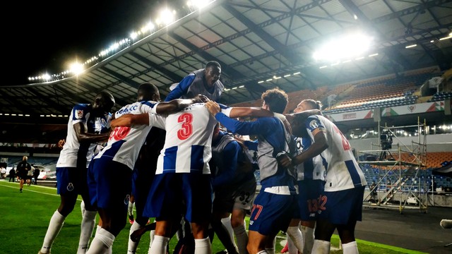 Jogadores do Porto comemoram um dos gols sobre o Benfica na final da Taça de Portugal