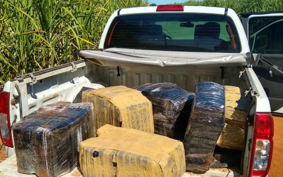 Carro abandonado Ã© encontrado em estrada rural em rodovia que liga Bebedouro (SP) e Monte Azul Paulista (SP). â Foto: DivulgaÃ§Ã£o PolÃ­cia Militar