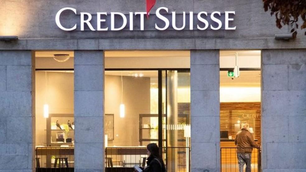 A fuga bilionária de recursos que quase quebrou o Credit Suisse revelada pelo último balanço do banco. — Foto: Reuters via BBC