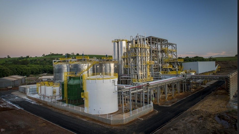 Unidade da Raízen para produção de etanol de segunda geração, a partir do bagaço da cana, em Piracicaba (SP). Empresa vai construir mais cinco fábricas no país
