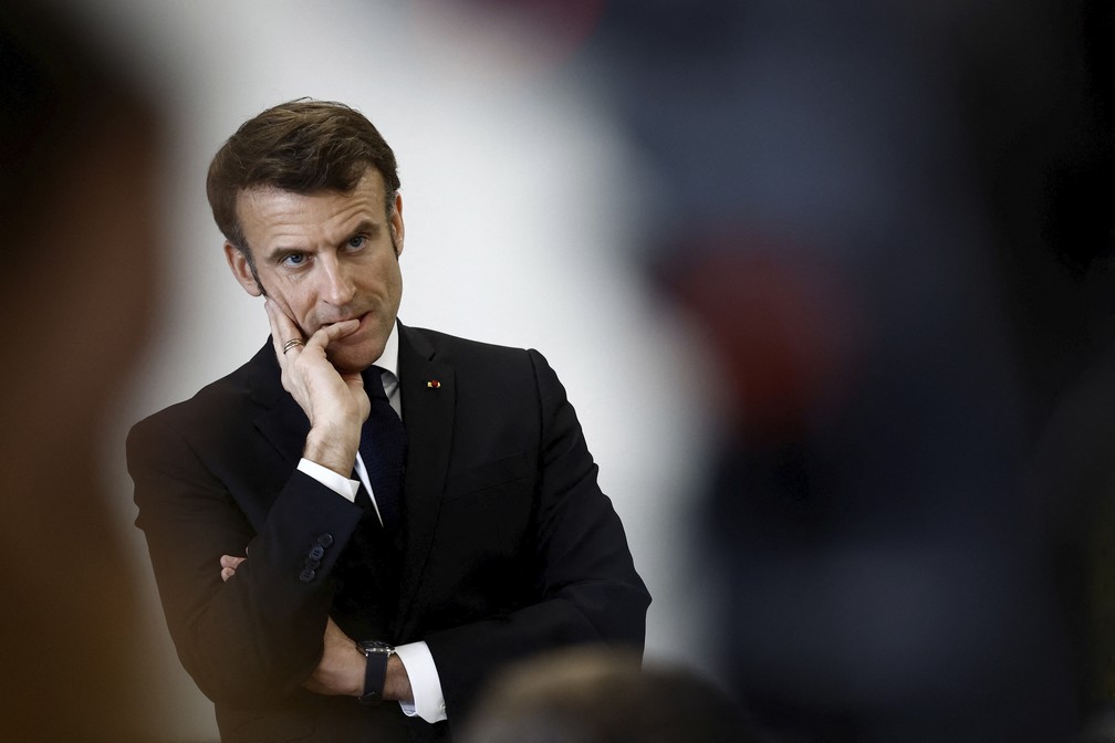 Presidente francês, Emmanuel Macron, com feição pensativa durante evento em 28 de fevereiro de 2023 — Foto: Stephane Mahe/Pool via AP, File