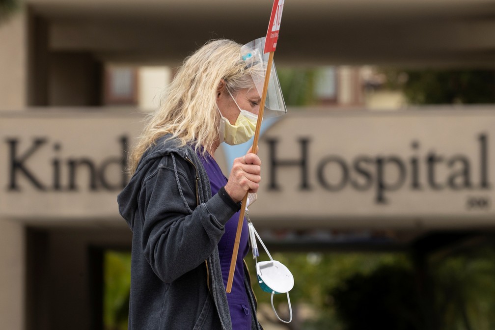 Profissional da saúde protesta em frente a hospital na Califórnia por mais proteção contra o coronavírus, em foto de 22 de julho — Foto: Mike Blake/Reuters