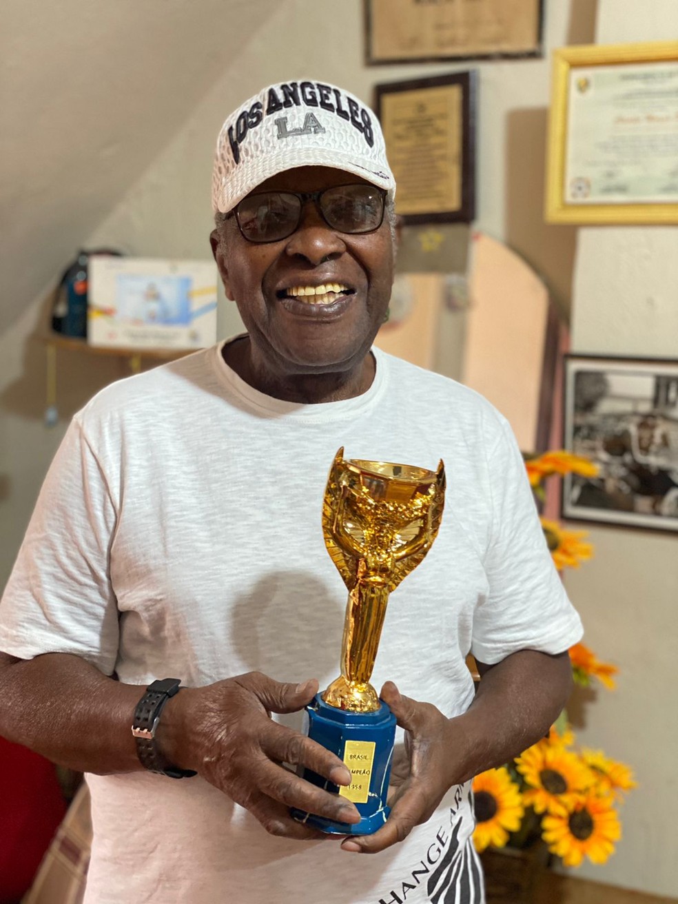 Moacir exibe troféu em entrevista ao Globo Esporte — Foto: Cahê Mota / ge