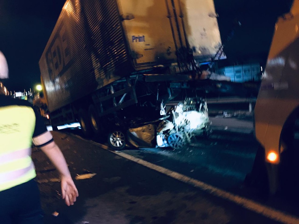 Carro pegou fogo após colidir contra caminhão na BR-101 em Palhoça — Foto: Corpo de Bombeiros/ Divulgação